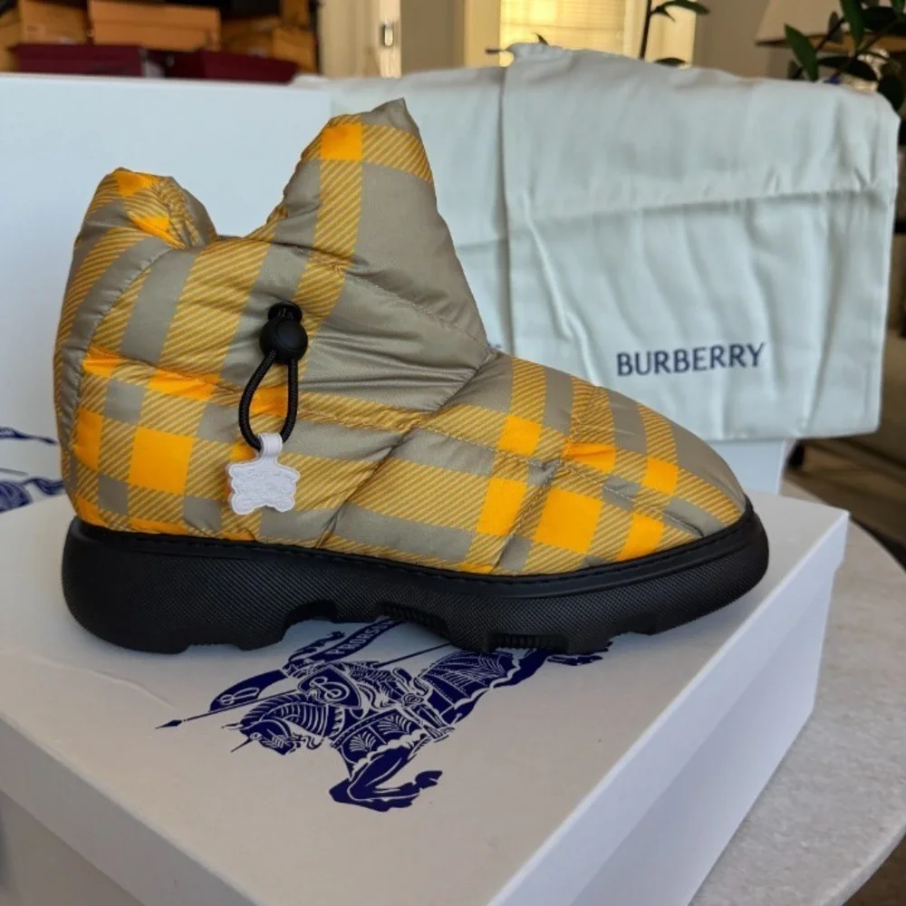 Burberry MEN'S Hunter Check Drawstring Pillow Padded Snow Boots, Sz‎ 42